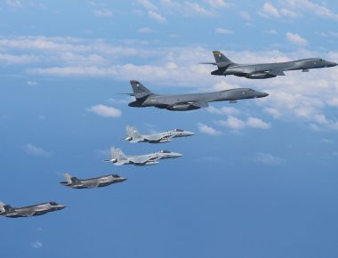 Ιαπωνικά και Αμερικανικά αεροσκάφη κάνουν κοινές ασκήσεις πάνω από τη θάλασσα της Ανατολικής Κίνας